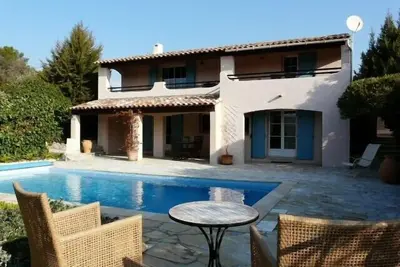 Image de 185m2 maison provençale moderne, avec piscine dans un quartier calme - belle vue