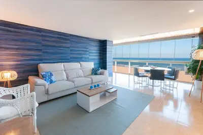 Image de Luxueuse et belle propriété de trois chambres en bord de mer