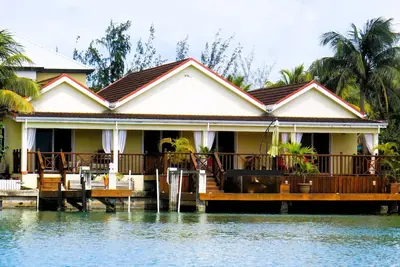 Image de Villa spacieuse au bord de l'eau avec bain à remous hydropool - voiturette de golf en option