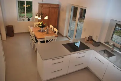 Image de Sauna, bain à remous et grand jardin naturel pour des vacances reposantes