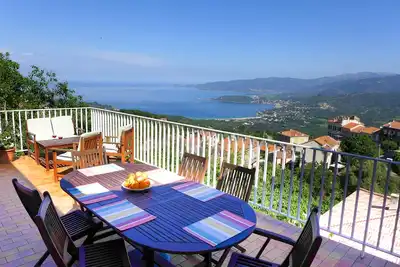 Image de Vue panoramique sur mer et montagne, Maison de village indépendante,