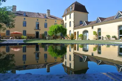 Image de Château Lacoste, à 200m du lac de Lacoste et sa plage de sable.