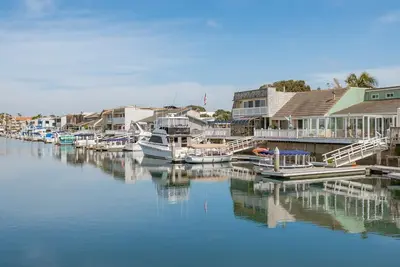 Image de Front de l'eau! Maison de villégiature haut de gamme sur l'eau avec quai!