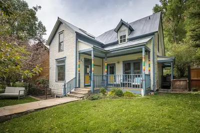 Image de Remplissez la Maison Bleue avec 9 membres de votre famille et amis, cuisinez, bain à remous, relaxez et aventurez-vous!