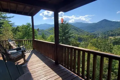 Image de Maison de montagne privée, rustique et joliment décorée avec des vues d'un million de dollars!