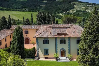 Image de Magnifique Villa De 9br Avec Piscine Et Vue Imprenables, Au CĹ’UR De Greve!