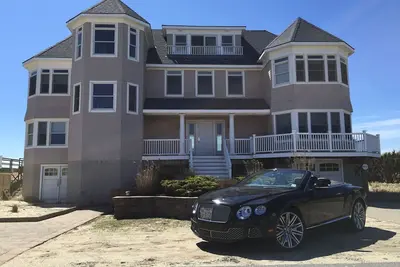 Image de 8br Glamorous Home Oceanfront avec piscine + jacuzzi. Offres de dernière minute disponibles!