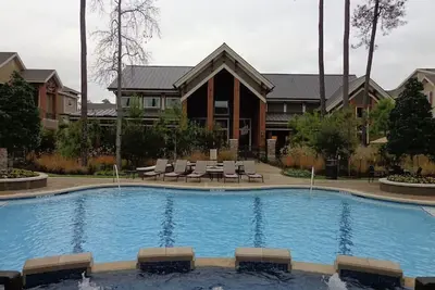 Image de Superbe vue sur la piscine 1 chambre / 1 salle de bain condo à The Woodlands