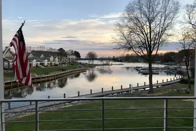 Image de Liste exceptionnelle! Belle vue sur le lac Norman! “Super séjour condo de luxe”!