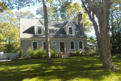 Image de Nouveau! Charmante maison d'été nichée entre la baie Poppenesset, la rivière Mashpee et les bois