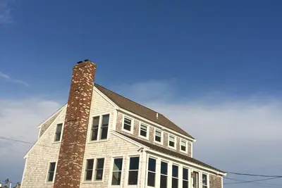 Image de Clasic Cape Cod Beach House avec vue sur l'océan