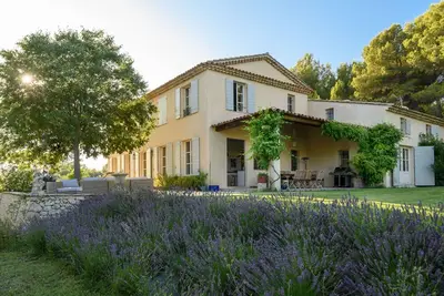 Image de magnifique bastide au calme dans 1 hectare à 15 minutes à pied du centre d'Ai