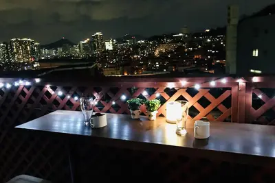 Image de Vue imprenable depuis un toit privé sur la colline de Namsan au centre de Séoul