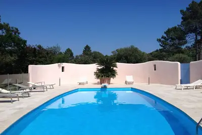 Maison avec grand jardin et piscine sécurisée