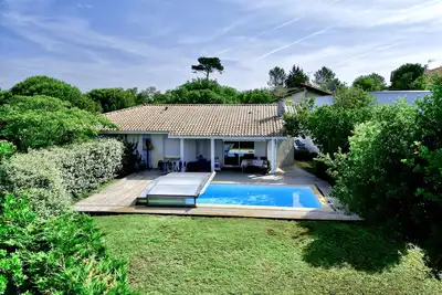 Image de Villa Abri-Côtier avec piscine privée abritée au bord du golf de Moliets-plage
