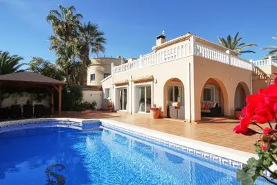 Superbe Villa avec piscine privée, 1 minute à pied de la Sandy, drapeau bleu, Cala Ca
