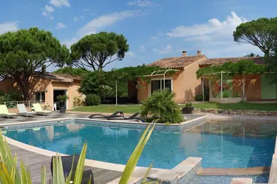 Image de Villa contemporaine avec piscine non chlorée et grand jardin