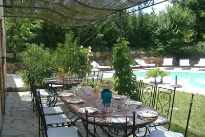 Image de Grande bastide provencale dans un parc arboré avec très grande piscine