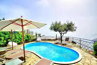 Image de Villa Tecla A: Une maison indépendante caractéristique sur deux étages située sur une colline.