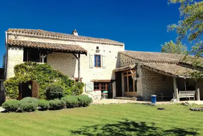 Image de Grange spacieuse avec charme sophistiqué, emplacement de lot tranquille et piscine isolée