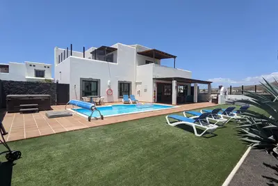 Image de Casa Barroni, Faro Park, private pool, 2 hot tubs, sea & mountain views