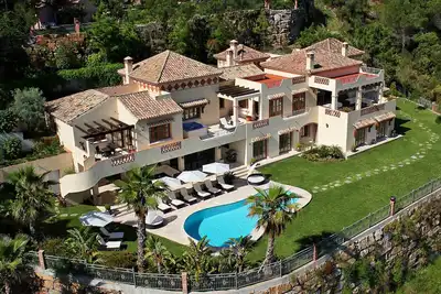 Image de Endroit exceptionnel, villa de luxe, €7m pour 7, piscine intérieure, bar, spa