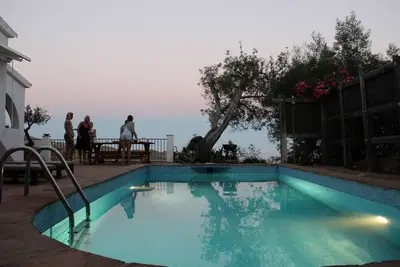 Image de Super Emplacement Et Vues Fantastiques Sur La Mer Et Les Montagnes. Belle Piscine
