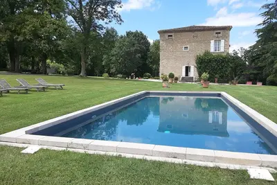 Maison de charme dans un très joli parc arboré/ dépendance / Piscine protégée