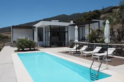 Image de Nouveau: Villa moderne avec vue mer à 180 ° et piscine d'eau salée