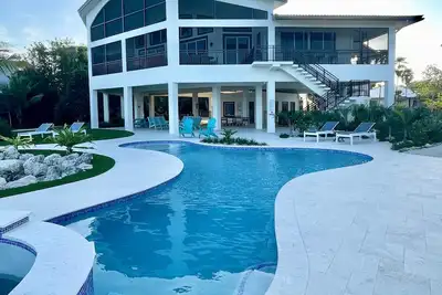 Image de Piscine chauffée. . Animaux de compagnie, 4 chambres, piscine chauffée