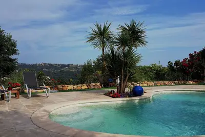 Image de Maison climatisée avec piscine privée, pour familles et amis