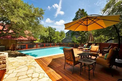 Image de Sxsw disponible! | Centre-ville | Piscine privée | 5 chambres / 4 salles de bain