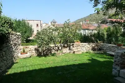 Image de l'oustalou: maison située à 18 kms de Millau dans le village de St Rome de Tarn