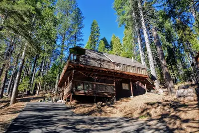 Image de Bienvenue Ă Brown Bear Hideaway, paisible et confortable Ă Blue Lake Springs.