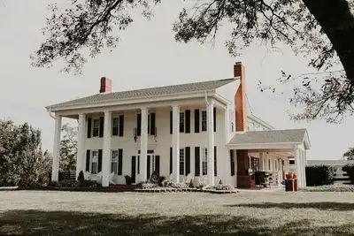 Image de Profitez d'une belle maison coloniale et toute la région de Kansas City doit offrir