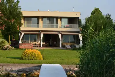 Image de 5 Villa de luxe Chambre à côté du lac Balaton. Plage privée!