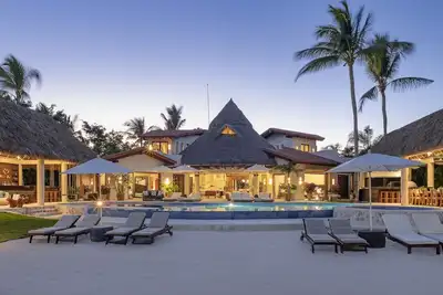 Image de Villa de luxe ultra luxueuse de 18 000 pieds face à la plage avec chef et personnel de 7 personnes