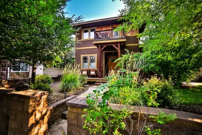 Image de Westside, promenade dans le parc Drake partout. . Les soirs de semaine d'automne à 195 $!