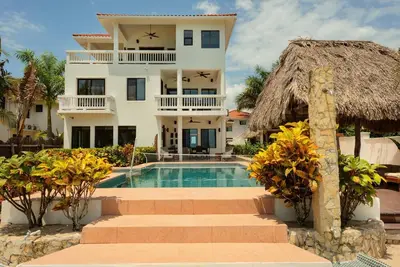 Image de Maison de 3 étages construite sur mesure au bord de la mer avec piscine privée