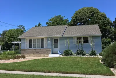 Image de Cottage près de la baie - à seulement 2 1/2 pâtés de maisons de la plage
