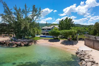 Image de Beachfront - Villa privée avec personnel