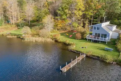 Image de Maison récemment rénovée de 4 chambres au bord du lac dans les Berkshires.