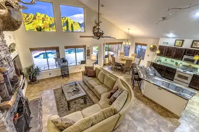 Image de Vue Sur La Montagne, Koi Pond, Hot Tub, Piscine, 1 km