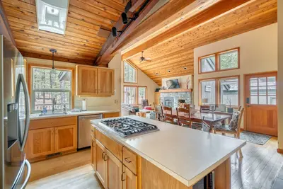 Image de Maison Black Butte mise à jour avec 2 suites parentales. Idéal pour 2 familles.