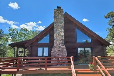 Image de Spacieux Log Cabin avec Vistas de Montagne Expansive, Forêt Nationale