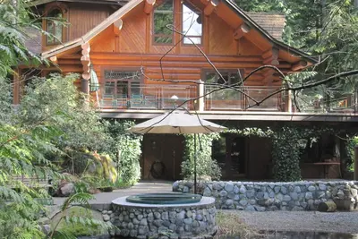 Image de Canadian Custom Accueil Connexion niché au cœur de la forêt en Colombie-Britannique