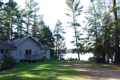 Image de Moteur et bateau inclus! Privée isolée 3bdr 2 Ba Accueil Lakefront sur Dam Lake