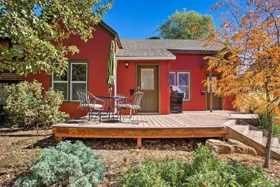 Image de Purple Juniper: Downtown, 4 Blocks to Main, Delightful with Sunny Front Deck