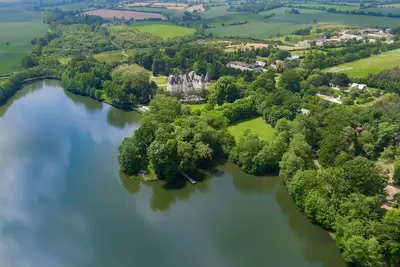 Image de Chateau Luxe Au Bord Du Lac Avec Une Ile, Une Piscine Et Parc