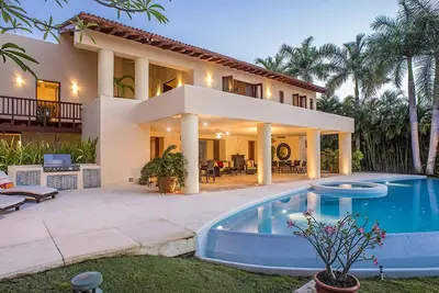 Image de Grand Private Villa: Luxe, gastronomie et divertissement à Mita / Premier Mbshp (Golf & Beach)